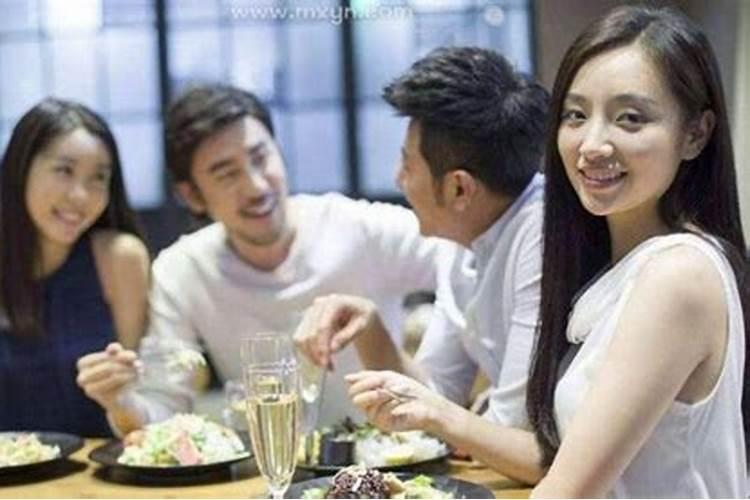 梦见回家吃饭是什么征兆女人？