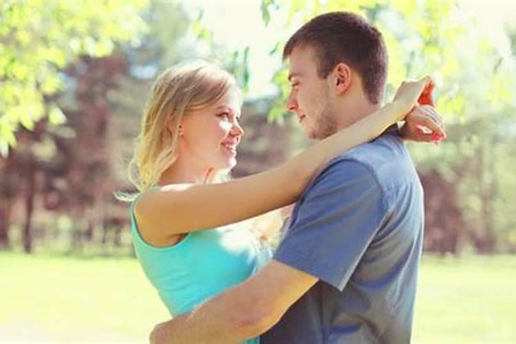 哄女朋友开心的梦怎么说？