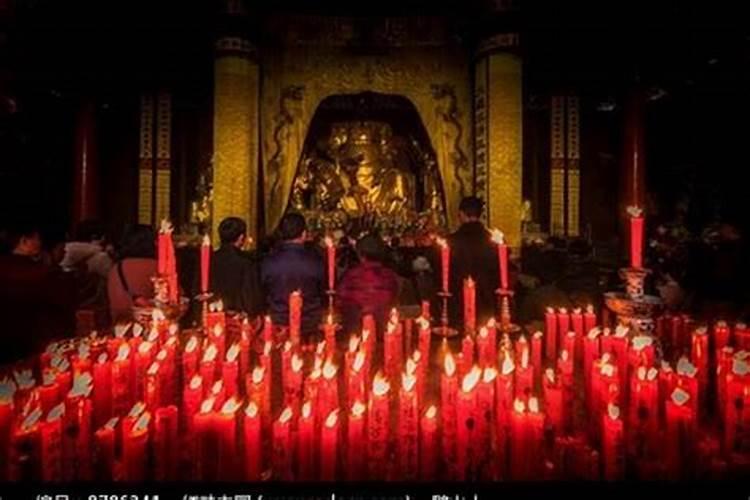 新亡人庙里做法事