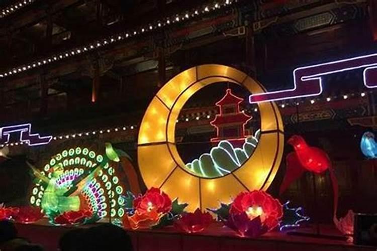 正月初一灯点到几点？