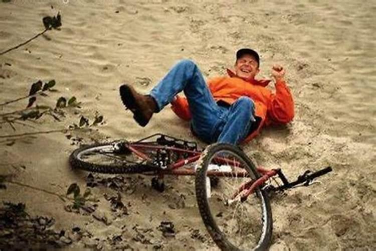 梦见骑车带着别人摔倒是什么意思？