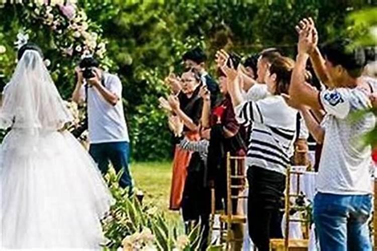 梦见妻子和别的女人在一起