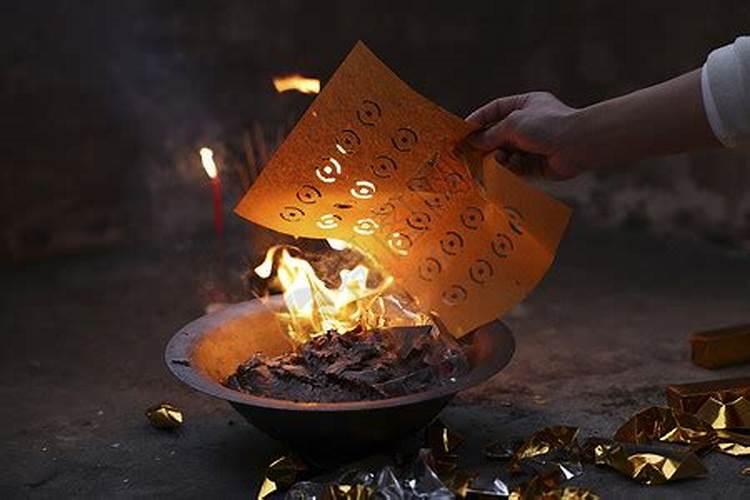 鬼节上山烧纸钱