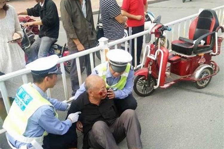 梦见朋友家的老人摔倒流血