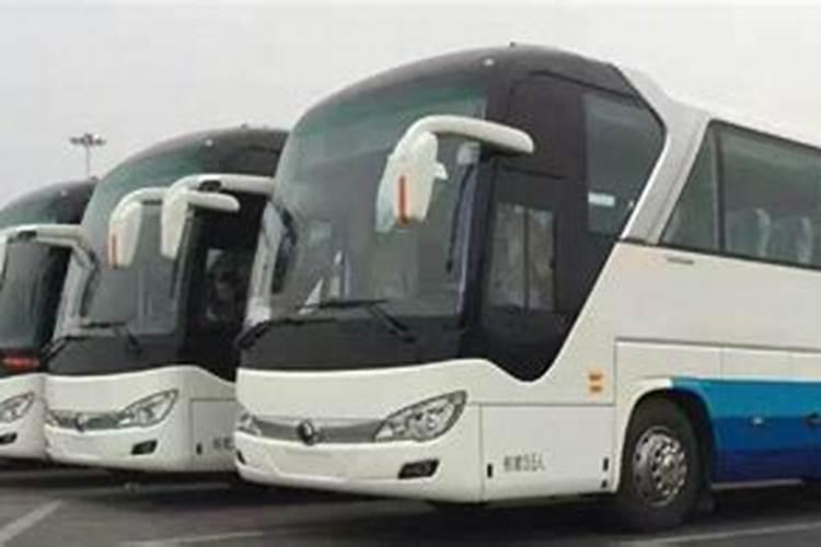 梦见很多人在大巴车上？