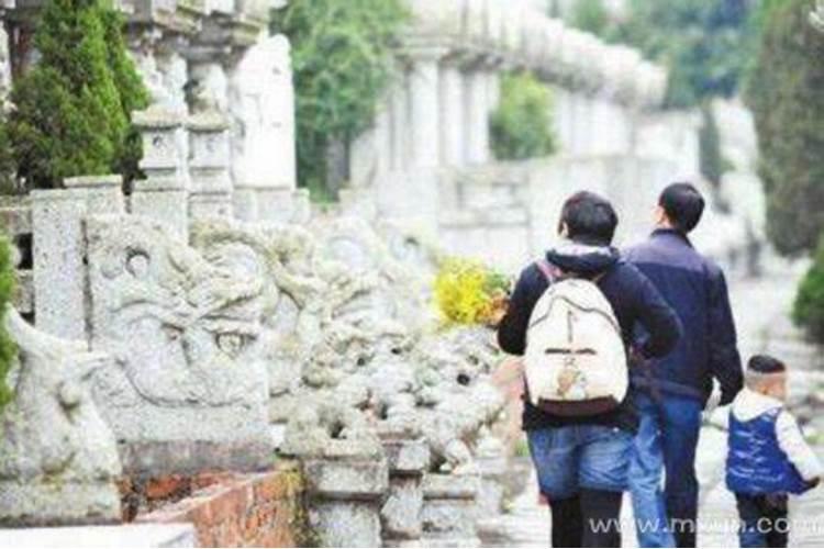 梦见跟别人去上坟是什么兆头解梦？