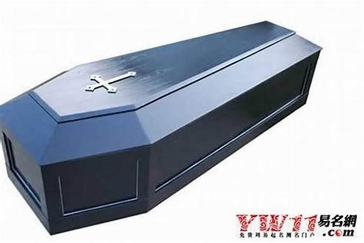 梦见墓地有很多棺材？