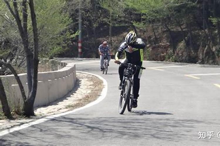 梦见骑摩托下很陡的坡