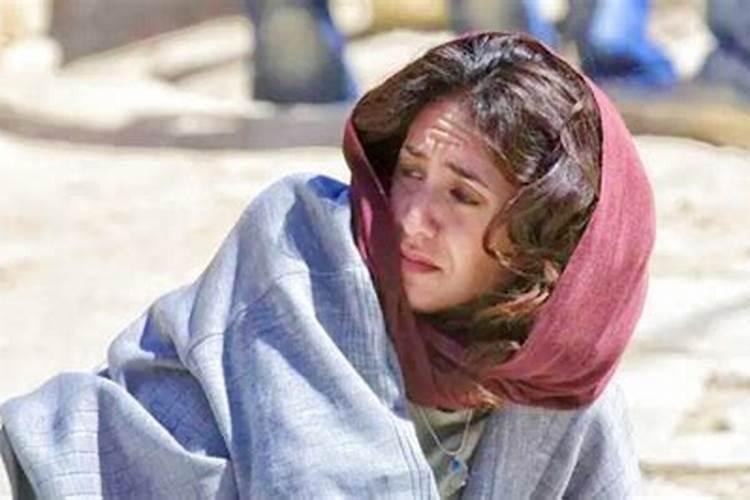 梦见陌生女人被石头磕死