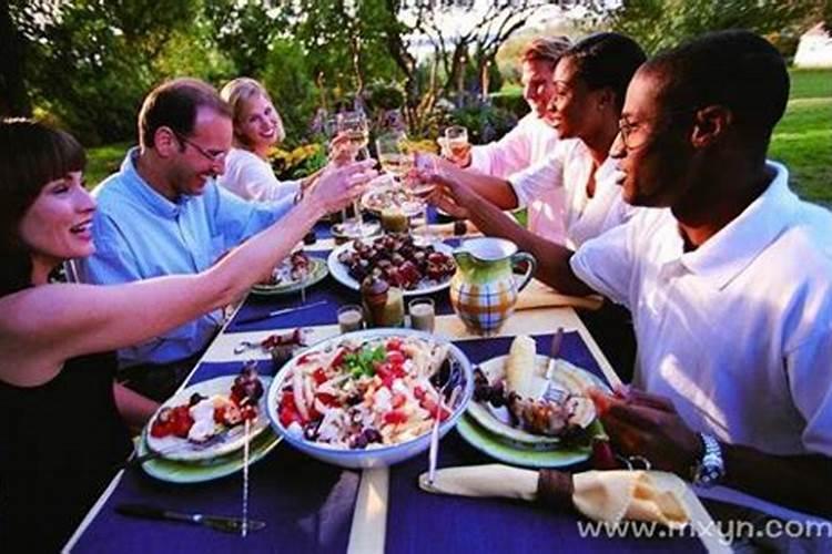 梦见很多人聚餐是什么预兆？