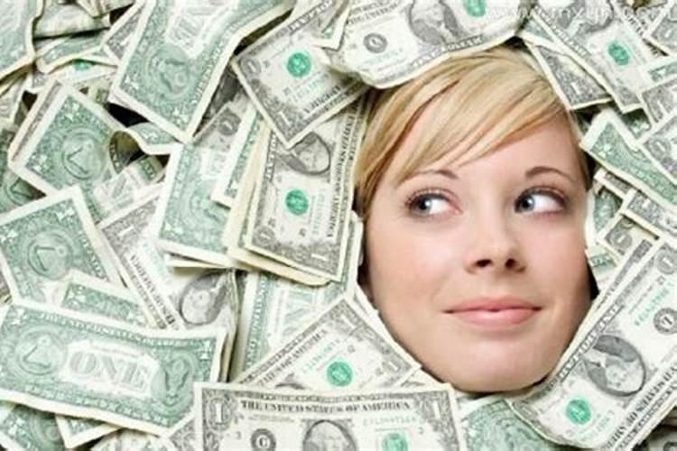 女人梦见钱是什么意思？