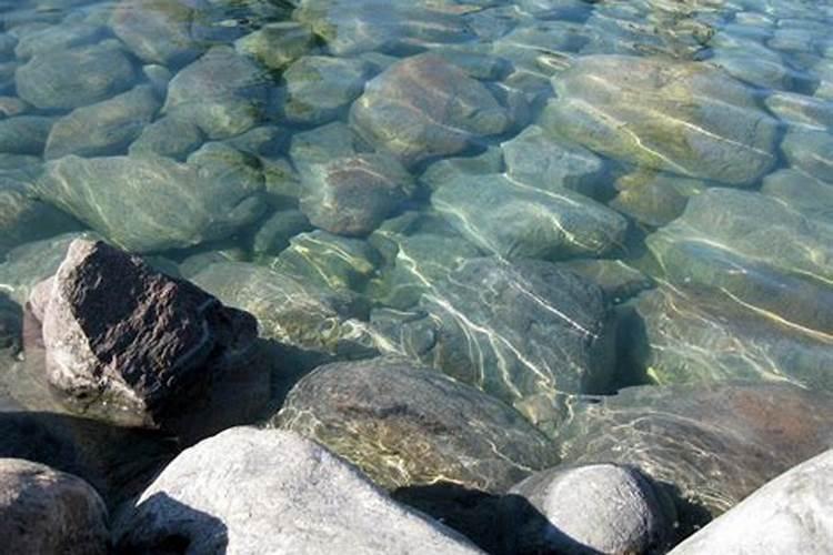 梦见清澈见底的河水