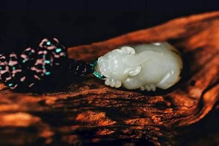 属蛇冲太岁带什么玉好？