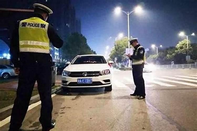 梦见车被撞坏人跑了没追到