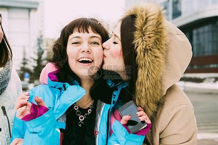 梦见和美女亲吻我的脸颊