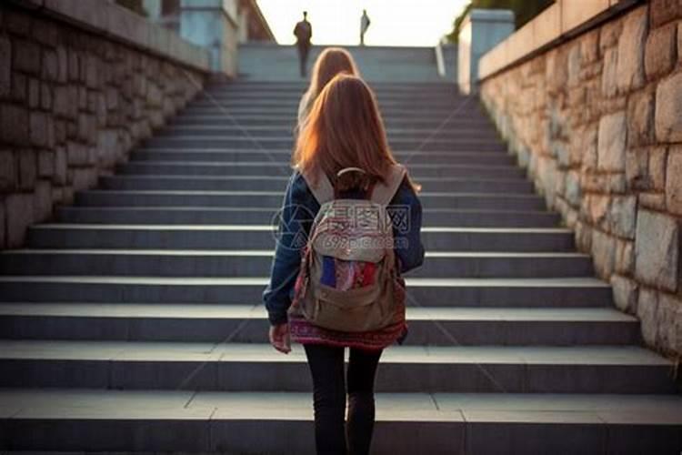 梦到自己来回爬楼梯