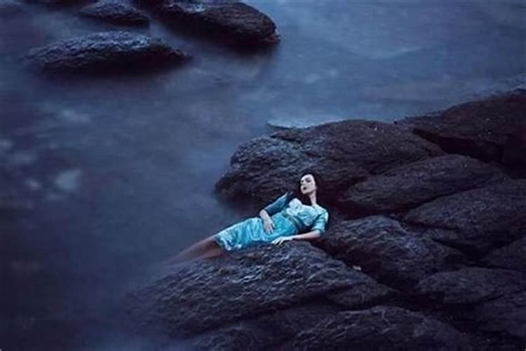 梦见朋友人没死就埋了什么意思？