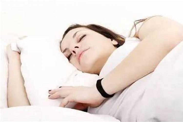 梦见女同事睡在我家床上