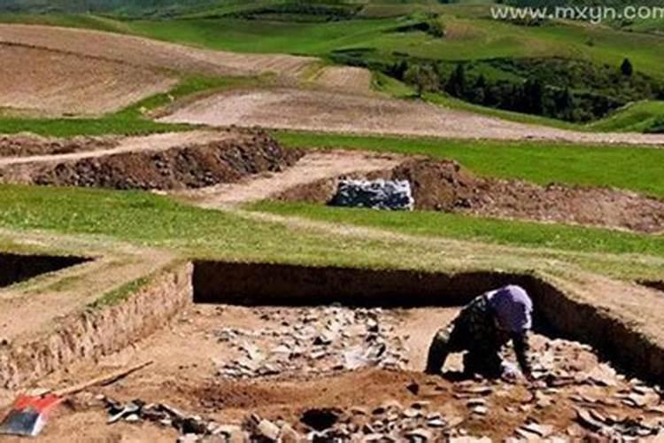 梦见掘坟挖出蓝宝石啥意思啊？