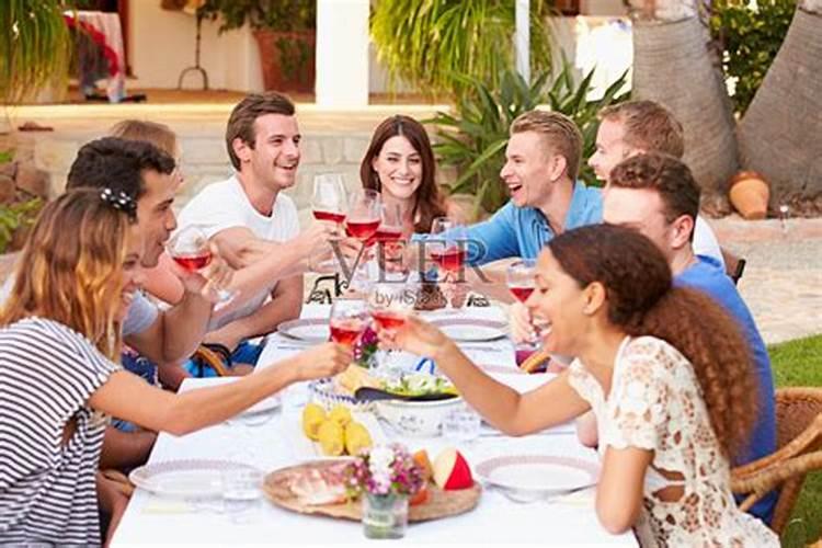 梦到一群人聚餐吃饭