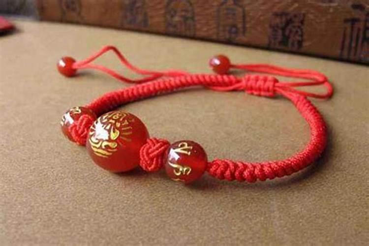 本命年虎戴红绳左手右手