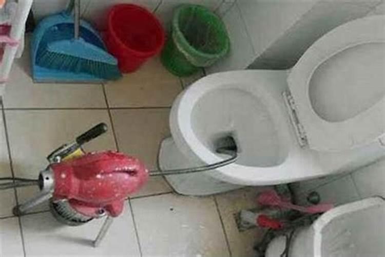 梦见厕所堵住后又通了