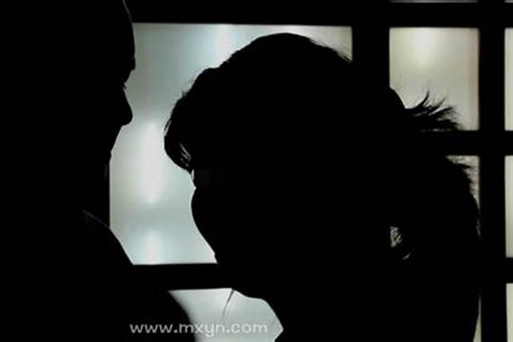 梦见和熟悉的女人亲热是什么预兆？