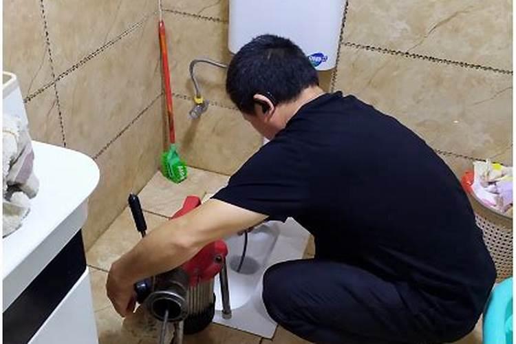 梦到自己在疏通厕所