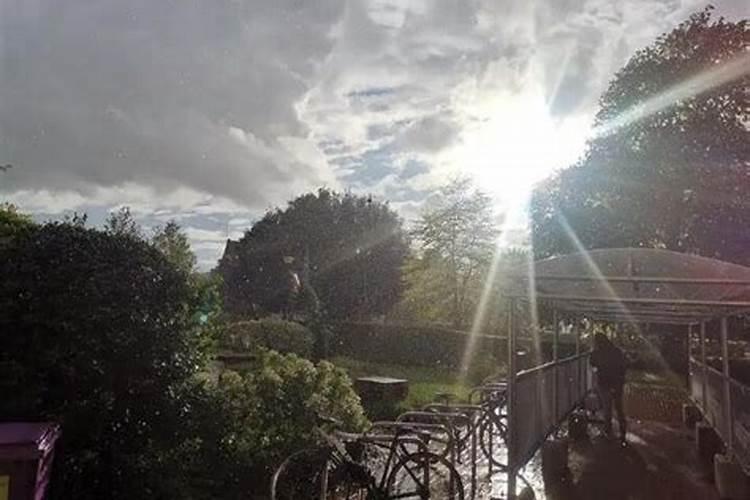 梦见晴天下雨是什么意思？