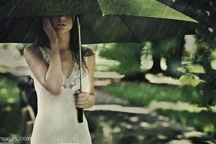 孕妇梦见下雨和水