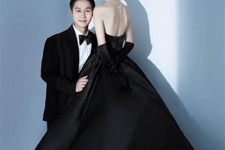 梦见前妻穿黑色衣服