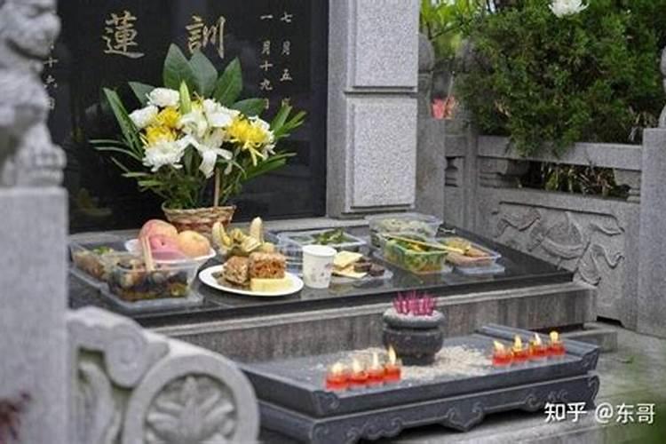 八月十五上坟上几根蜡烛？