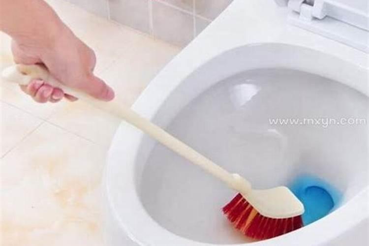 梦见厕所清理干净了