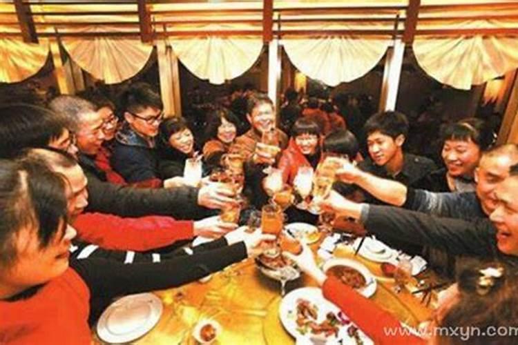 梦见很多人聚在一起开会什么意思？