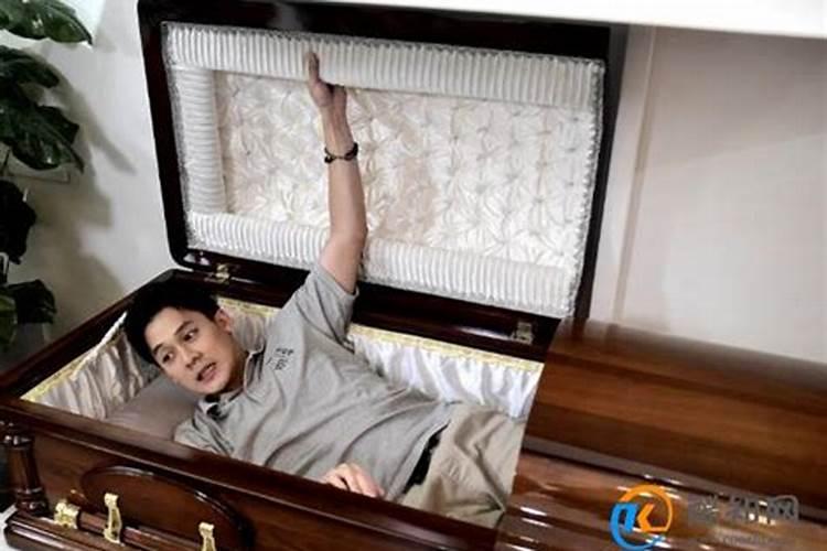 梦见熟人死了躺在棺材里