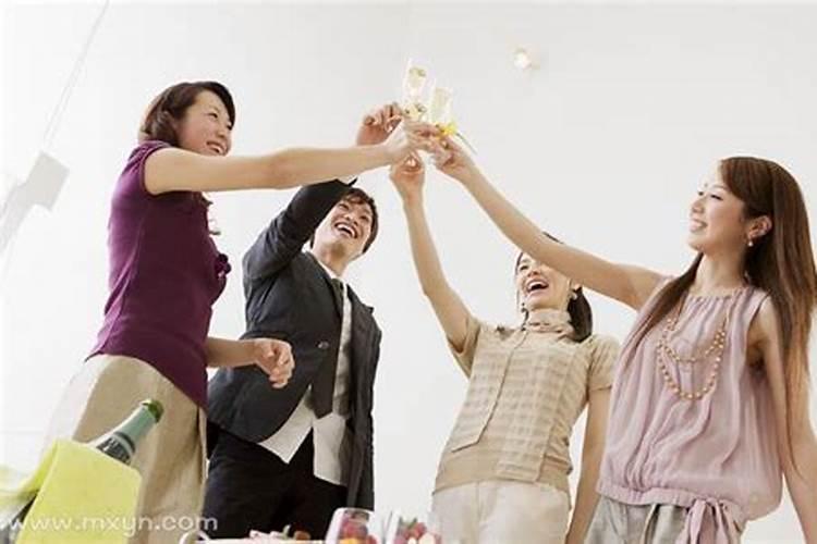 梦见熟悉的女性朋友亲自己嘴