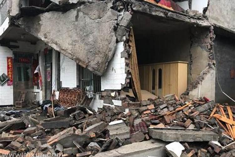 梦见大水冲塌了房子是什么意思？