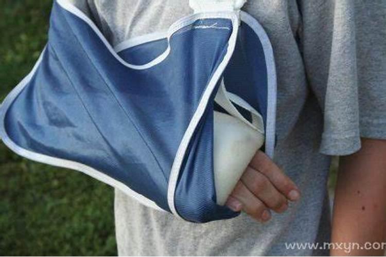 梦见妹妹胳膊断了什么意思？