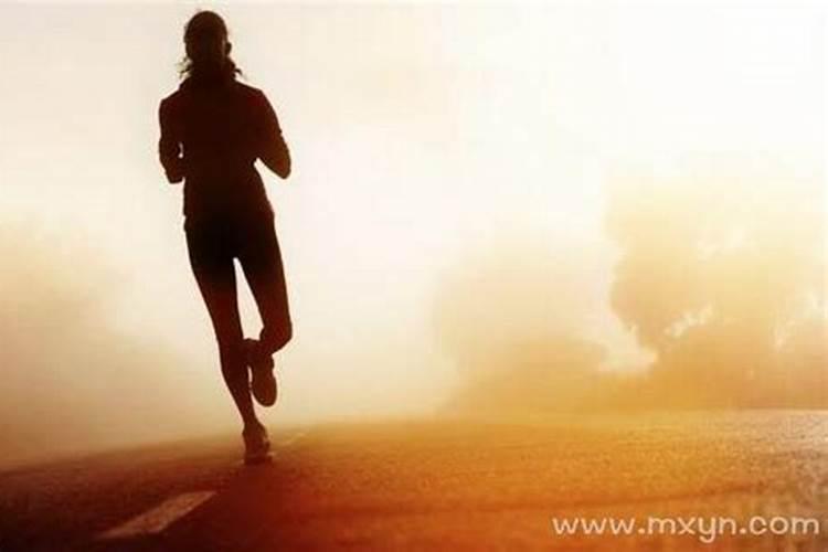 梦见女人追着自己跑