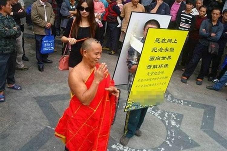 和尚念经超度亡灵