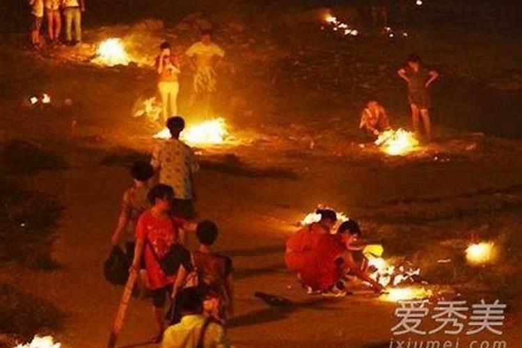 中元节烧钱纸要在坟前烧吗？