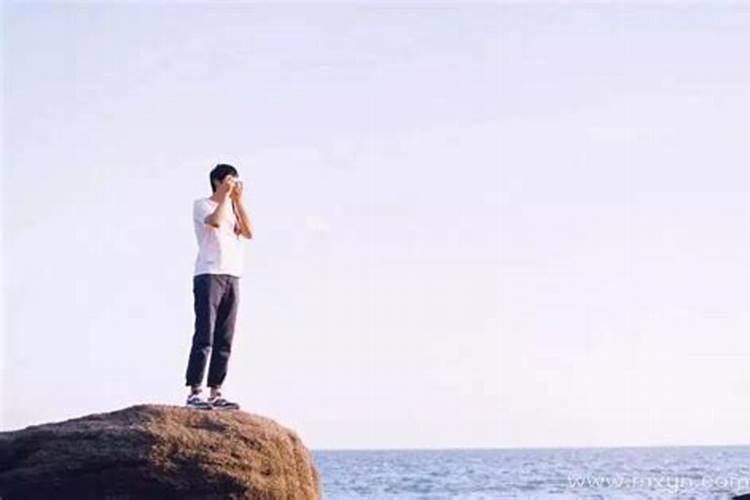 梦见年轻男人亲近自己