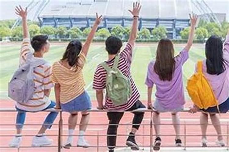 梦见和一群学生在一起