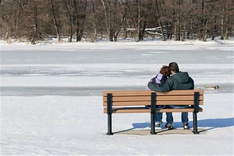 梦见跟一个女同学亲热了