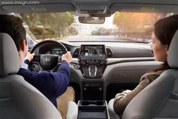 梦见朋友开着车出了小事故