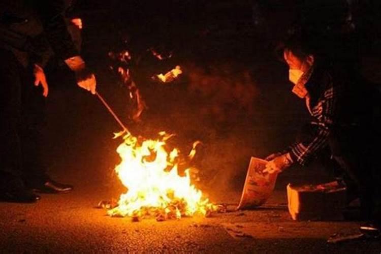 寒衣节路口烧纸怎么烧？