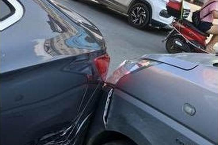 梦到自己的车被别人撞坏