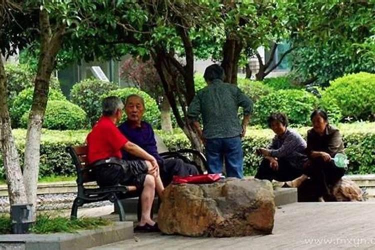 梦见死去的父亲回来和我们在一起