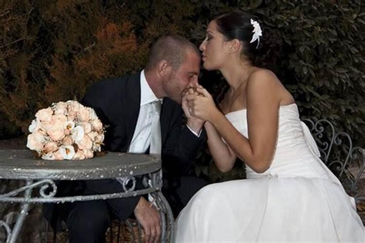 梦到和前妻亲吻是什么意思？