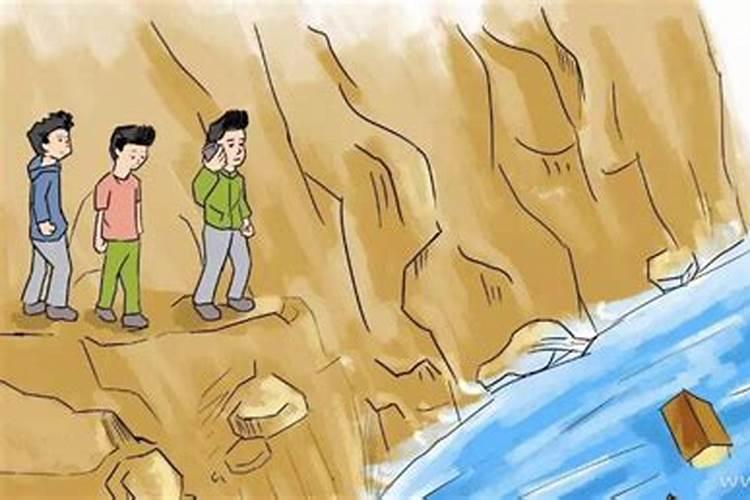 梦见滚滚洪水在眼前跑